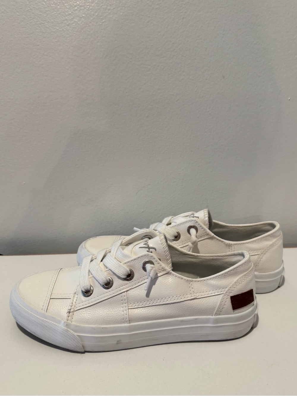 Blowfish Women's Low-Top White Canvas-Style Lace-Up Sneakers
